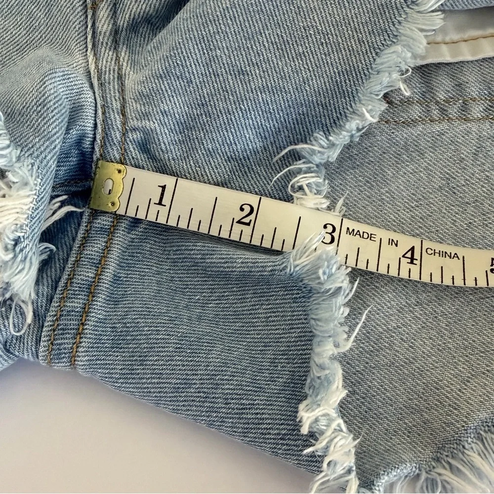 Levi's 501 Women's Cut-Off Denim Shorts Light Wash Button Fly Size 30 - Picture 6 of 8